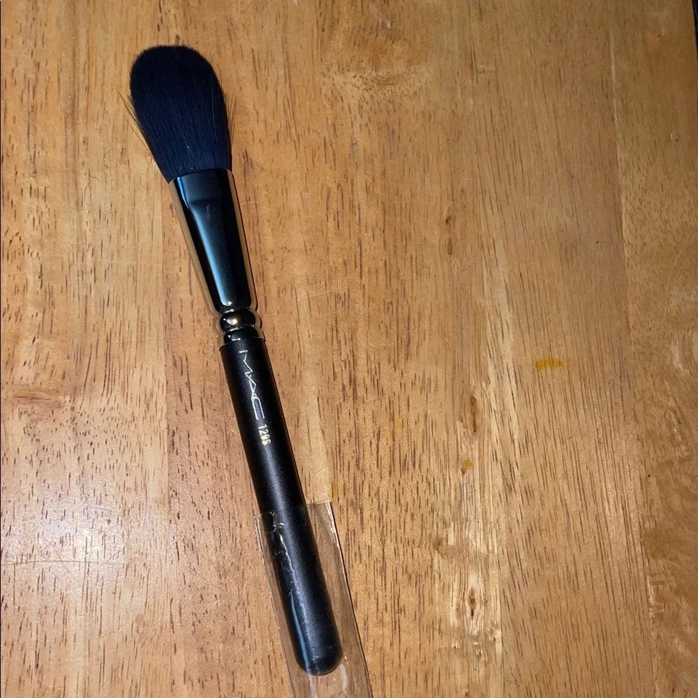 MAC Cosmetics Black Makeup Brush 109S